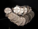 un bracelet composé de pièces de monnaie sur un fond noir