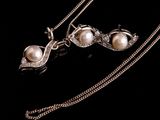 un gros plan d'un collier composé de perles et d'une chaîne