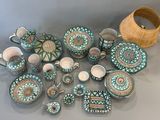 plusieurs pièces de poterie posées sur une table