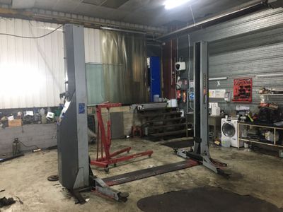 l'image d'un garage contenant de nombreux outils