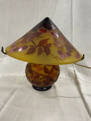 lampe de table en verre jaune et rouge ornée de feuilles, sur fond blanc