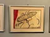trois tableaux encadrés sur le mur d'une pièce