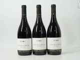trois bouteilles de vin posées sur une table blanche