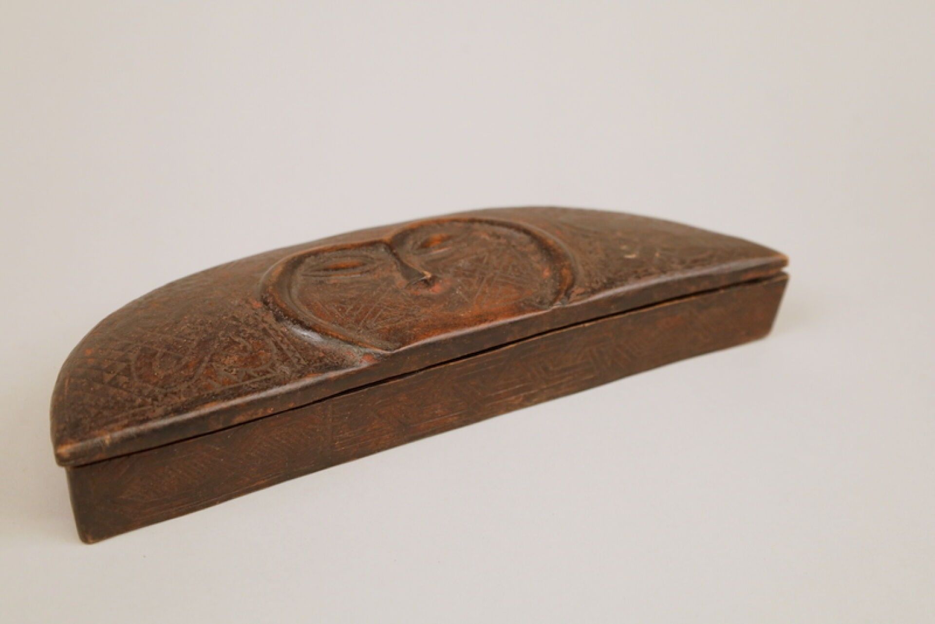 Congo : boite à fard Tukula, ethnie Kuba, en bois exotique ciselé de motifs géométriques et à couvercle sculpté d'un ...