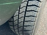 un gros plan sur un pneu d'une voiture verte