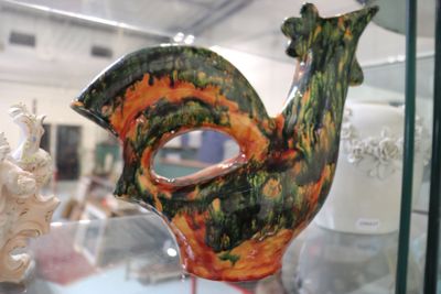une vitrine en verre sur laquelle est représenté un oiseau coloré