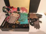 une boîte contenant des gants, des gants, des gants et un sac à main