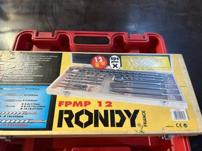 une image représentant une boîte à outils posée sur une table