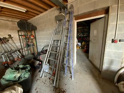 une échelle appuyée contre un mur dans un garage