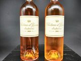 deux bouteilles de vin posées sur une table noire