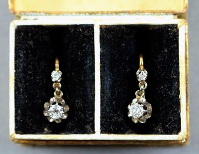 Paire de DORMEUSES en or deux tons, ornées de diamants taill…