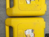 deux bacs jaunes posés sur une table