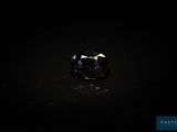 un saphir bleu ovale dans l'obscurité