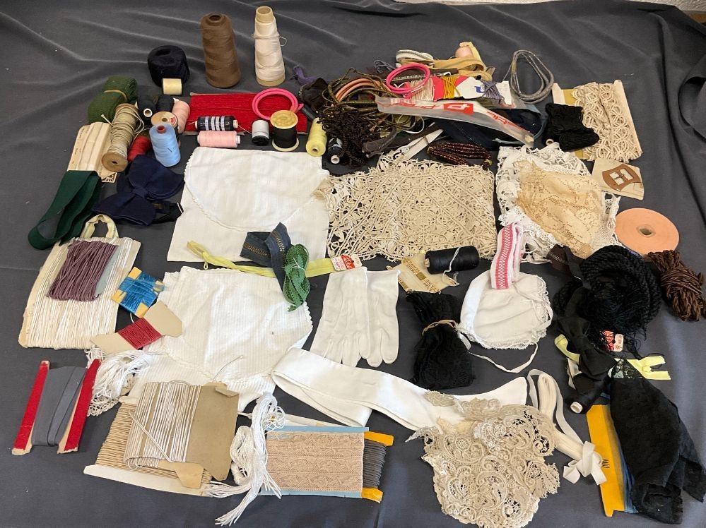 Mercerie, lot comprenant des fermetures éclairs, napperons, dentelle, gants enfants, tabliers.