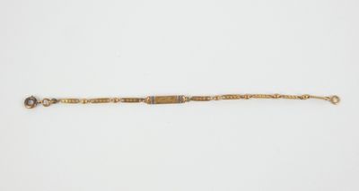 un bracelet en or orné d'une pierre noire