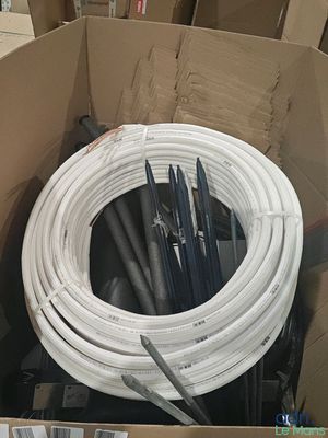 une boîte en carton avec un tas de fils à l'intérieur