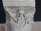 une sculpture en pierre représentant une femme et un oiseau au sommet d'un pilier
