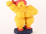 une petite figurine représentant un homme tenant une batte de baseball