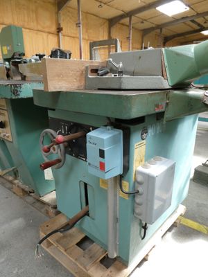 a machine that is sitting on a pallet in a warehouse