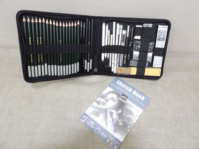 un étui noir contenant tout un tas de crayons de couleur