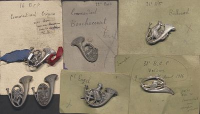 plusieurs pièces d'argent sont posées sur une feuille de papier