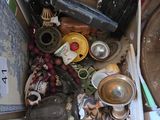une boîte remplie d'objets assortis posée sur une table