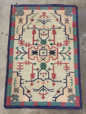 un vieux tapis est posé sur le sol d'une pièce