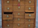 une photo d'une commode en bois avec un plateau en marbre et des tiroirs