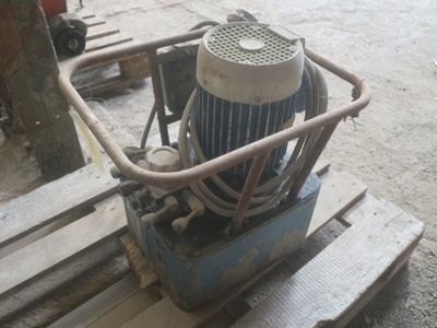 une machine posée sur une palette, dans la boue