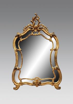 un miroir à cadre doré orné d'un motif décoratif