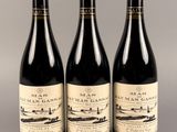 trois bouteilles de vin posées sur une table l'une à côté de l'autre