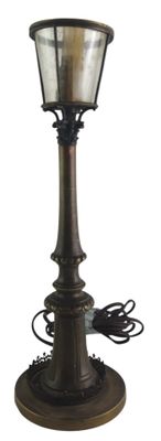 l'image d'une lampe posée sur une table
