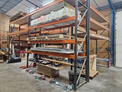 une grande pièce avec de nombreuses étagères et beaucoup d'outils