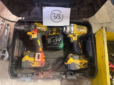 deux perceuses à fil rangées dans une boîte à outils, avec une étiquette de prix