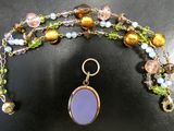 collier en perles de verre violettes avec fermoir plaqué or et perles de verre multicolores