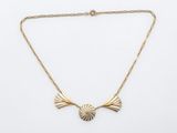 une image d'un collier en or sur fond blanc
