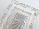 un petit vase en verre contenant une fleur