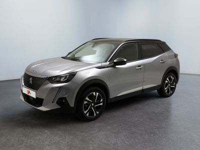 un SUV argenté garé dans une pièce au sol noir