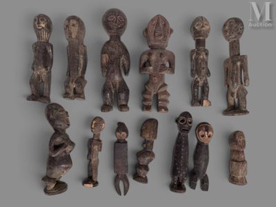 plusieurs figurines en bois de formes et de tailles variées posées sur une surface grise