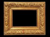 un cadre doré à l'ancienne avec un fond noir et un fond noir