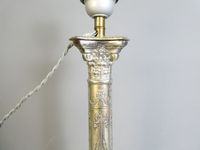 Pied de lampe en métal argenté, figurant une colonne à décor… (photo 3)