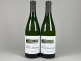 deux bouteilles de vin posées l'une à côté de l'autre sur une table