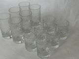 un grand nombre de verres posés sur une table
