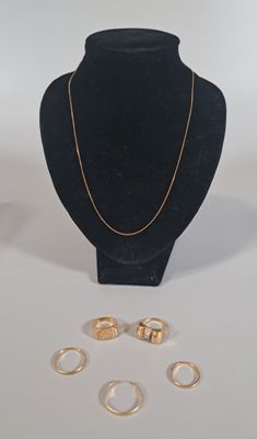 un collier, une bague et d'autres bijoux exposés