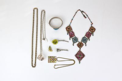 beaucoup de bijoux posés sur la table