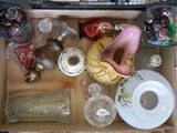 une boîte remplie d'objets en verre de toutes sortes posée par terre