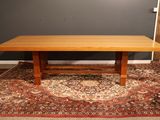 une photo d'une grande table en bois posée sur un tapis