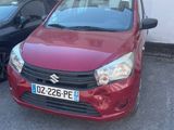 deux voitures garées l'une à côté de l'autre dans un parking