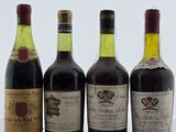 quatre bouteilles de vin sont alignées sur une table