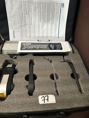 une valise contenant tout un tas d'outils